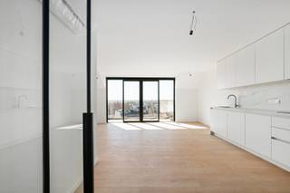 <strong>Kom gerust even langs zonder afspraak op onze OpenHuizenDag zaterdag 8 augustus van 10u30 - 12u30!<br />Blankenberge: Nieuwbouwduplex met 3 slaapkamers en zuidgericht terras te koop vlakbij de zeedijk van Blankenberge.</strong><br /><br />Residentie 'De Zuidkant' is een exclusief nieuwbouwproject op een toplocatie in Blankenberge, gelegen aan de Graaf Jansdijk 32, op slechts 50 meter van zee en strand. Dankzij de centrale ligging bevinden winkels, openbaar vervoer en het station zich op wandelafstand. <br />Ondergronds zijn optionele privatieve bergingen beschikbaar, voorzien van verlichting, stopcontacten en laadmogelijkheid.<br /><br /><strong>Indeling: </strong><br />Glv: Inkomhal, zonnige leefruimte met toegang tot het zuidgericht terras, open keuken, berging, apart toilet, 1 volwaardige slaapkamer, badkamer met inloopdouche en dubbele lavabo. <br /><br />1ste verdiep: 2 volwaardige slaapkamers en badkamer met inloopdouche.<br /><br /><strong>Troeven: </strong>
<ul><li>Toplocatie: slechts 50 meter van zee en strand.</li><li>Energiezuinig: warmtepomp mét privatieve zonnepanelen.</li><li>Zuidgericht terras. </li><li>Onderhoudsvriendelijke en duurzame materialen.</li><li>Onmiddellijk beschikbaar. </li></ul>
Meer informatie? Contacteer Maarten via 050 42 58 98 of Ayita op 0496 13 43 12.