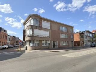 Op zoek naar een lichtrijk dakappartement met een ruim terras in Mortsel? Dan is dit instapklare appartement zeker een bezoek waard! Gelegen in...