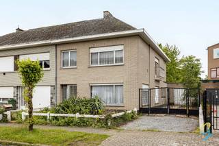 Te renoveren halfopen bebouwing met veel potentieel in het hart van Lede.<br />Deze woning beschikt over drie volwaardige slaapkamers en biedt tal van mogelijkheden om ze volledig naar eigen smaak en wensen te moderniseren. <br />Dankzij de halfopen ligging geniet u van extra lichtinval en een aangenaam ruimtegevoel. <br />Ideaal voor gezinnen, starters of investeerders die op zoek zijn naar een pand met karakter en renovatiemogelijkheden.<br />Gelegen op een gunstige locatie nabij winkels, scholen en openbaar vervoer. Een unieke kans om uw droomwoning te creëren in een aantrekkelijke omgeving.<br />Graag een bezoek bel Laura 0469 14 29 44 of mail laura.l@cornelis-goeman.be