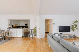 <p><span>Op een boogscheut van De Bist kan je dit verrassend ruime appartement vinden. Het ligt op de eerste verdieping van een rustige en verzorgde residentie. </span></p><p><span> </span></p><p><span>Eens je door de voordeur wandelt, ga je hier van de ene ontdekking naar de andere.</span></p><p><span>En het wordt snel duidelijk dat aan ruimte geen gebrek is in dit appartement. Dat start bij de inkomhal met berging en vestiaire met ingemaakte kastenwand. Vervolgens vind je aan de straatzijde een uitgestrekte leefruimte met aansluitend een ruime leefkeuken. Verrassend genoeg ligt achter de keuken ook nog een grote bergruimte/wasplaats. Als je richting de achterzijde van het appartement gaat, vind je eerst een ruime en verzorgde badkamer. Vervolgens loop je via een hal met ingemaakte kastenwand richting de 2 grote slaapkamers. </span></p>