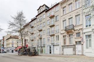 <p><span>Op wandelafstand van het prachtige </span><span>'t Zuid in Antwerpen </span><span>staat dit </span><span>leuke appartement</span><span> te huur in de Montignystraat. De Montignystraat is een zijstraat van de Amerikalei. Het appartement is zeer centraal gelegen met winkels, horecagelegenheden, openbaar vervoer en scholen in de directe omgeving. Er is ook een ideale verbinding naar de Antwerpse Ring en de nabij gelegen autosnelwegen. </span></p><p><span> </span></p><p><span>Het appartement heeft een bruikbare oppervlakte van zo'n 76m². Het appartement is voorzien van </span><span>twee ruime slaapkamers </span><span>waarvan eentje toegang geeft tot een </span><span>gezellig terras</span><span>. Het appartement is meteen </span><span>instapklaar. </span></p><p><span> </span></p><p><span>Indeling</span></p><p><span>- inkomhal</span></p><p><span>- woonkamer en eetkamer</span></p><p><span>- open geïnstalleerde keuken (vaatwasmachine, kookvuur, dampkap, wasbak)</span></p><p><span>- slaapkamer 1 (12,5m²)</span></p><p><span>- slaapkamer 2 (11m²)</span></p><p><span>- badkamer met douche, lavabo en aansluiting voor de wasmachine<br />- apart toilet</span></p><p><span>- terras (5m²) met west oriëntatie</span></p><p><span> </span></p><p><span>Bijzonderheden</span><span><br />- gemeenschappelijke kostenprovisie: €95 inclusief voorschot water</span></p><p><span>- beschikbaar vanaf 1 mei 2026</span></p><p><span> </span></p><p><span>Ben jij geïnteresseerd in dit appartement te huur in centrum Antwerpen, ben je op zoek naar ander vastgoed, een investering of wens je de waarde van jouw eigendom te kennen? Dan ben je bij BOLT immo aan het juiste adres! Wij helpen jou graag verder.</span><span> </span></p>