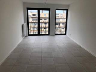 Licht appartement op zeer centrale ligging vlakbij openbaar vervoer, winkels,....<br /><br />Indeling:  <br /><br />Inkomhal met afzonderlijk toilet.<br />Living met open ingerichte keuken voorzien van toestellen, tegels.<br />Slaapkamer op tegels.<br />Badkamer ingerichte met ligbad en dubbele lavabo.<br />Berging met aansluiting wasmachine.<br /><br />Algemene onkosten : € 65 per maand. P te huur aan €70 per maand.<br />Alle nutsvoorzieningen zijn individueel.<br /><br />2 fietsenstallingen beschikbaar.<br /><br />Beschikbaar vanaf 01/12/26
<div> </div>