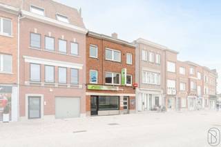 TOPGELEGEN HANDELSPAND MET WOONGEDEELTE (met aparte ingang) in het centrum van Kortrijk nabij het station en de Howest.<br />INDELING: Op het gelijkvloers vinden we een vernieuwd handelspand met 2 togen, ingemaakte kasten en achteraan een ruime bijkeuken met koelcel.<br />Op de 1ste verdieping is er een zeer ruime leefruimte, keuken en een 1e slaapkamer. op de 2e verdieping zijn er 2 slaapkamers en een badkamer.<br />Troeven: mogelijkheid tot terras langs de straatzijde, ligt op de weg tussen verschillende scholen en het station, GEEN RENOVATIEVERPLICHTING, Veel zon en mooi uitzicht op de<br />vernieuwde Appeltuin.<br />Meer info of plan je bezoek: WWW.IMMOBEGUIN.BE of info@immobeguin.be