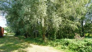 Perceel bouwgrond van 8 are 80 ca voor open bebouwing met mooi achterzicht op groene omgeving. <br />West georiënteerd.<br />Gunstig gelegen vlakbij en op wandelafstand van centrum en scholen.<br />Bouwbreedte: 9m maximum - bouwdiepte: gelijkvloers 15m maximum en 12m maximum op verdieping.<br />Dakhelling tussen 0° plat dak en 45° hellend dak.<br />Kroonlijsthoogte: 6m50 maximum bij plat dak en 6m maximum bij hellend dak. <br />Geen bouwverplichting. <br />Opmetingskosten ten laste van kopers 1.800 euro.<br />Stedenbouwkundige vastgoedinformatie in aanvraag (woongebied - geen maatregelen in het Vlaams handhavingsplatform).<br />Geen risicozone voor overstromingen - perceelscore C en achteraan op het perceel D fluviaal.
