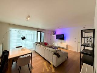 Dit modern afgewerkt appartement bevindt zich op een uitzonderlijke locatie langs het kanaal, vlak bij de prestigieuze Up-Site toren, het...