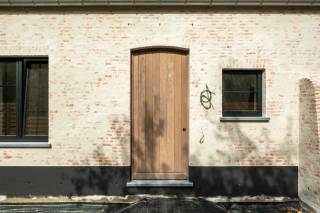 De ruwbouw staat, stevig en volledig. Wat nu nog rest, is de binnenafwerking, en dat is precies waar u als koper het verschil maakt. In Oelegem groeit een nieuwbouwwoning waar licht, rust en ruimte de toon zetten. De grote lijnen liggen vast: de warme uitstraling van de papvoeggevel, de doordachte indeling, de energiezuinige technieken. De volledige binnenafwerking kiest u echter zelf, volgens het lastenboek. Zo wordt dit stap voor stap uw eigen thuis.<br /><br />GELIJKVLOERS<br />De ruime inkomhal is voorzien van een apart toilet. De leefruimte en open keuken vormen straks één geheel, een plek voor gezellige avonden en rustige dagen. Aan de voorzijde is een aparte bureauruimte voorzien, welkom voor wie thuiswerkt of nood heeft aan wat extra flexibiliteit in de dagindeling. Ten slotte is er nog een ruime berging en wasruimte voorzien.<br /><br />VERDIEPING<br />Hier vindt u drie slaapkamers, waarvan één met dressing. De badkamer en de volledige binnenafwerking van deze verdieping blijven vrij te kiezen, geheel naar uw wensen (volgens het lastenboek).<br /><br />BUITEN<br />Terras en tuin vormen een verlengstuk van het interieur, extra leefruimte voor wie graag buiten vertoeft. Alsook is er 1 autostaanplaats voorzien en is er ruimte voor een tweede autostaanplaats.<br /><br />TECHNIEK & ENERGIE<br />Met een warmtepomp, zonnepanelen en een E-peil van 20 combineert deze woning wooncomfort met een toekomstgerichte, energiezuinige aanpak.<br /><br />Oplevering is voorzien rond oktober 2026. Aankoop aan 6% btw is mogelijk mits voldaan aan de voorwaarden. De betaling gebeurt volledig bij akte, zonder schijven.<br /><br />Constructiewaarde: € 410.000 (btw van toepassing)<br />Grondwaarde: € 210.000 (registratierechten van toepassing)<br /><br />De renderbeelden van de tuin zijn louter illustratief en kunnen afwijken van de werkelijkheid.
