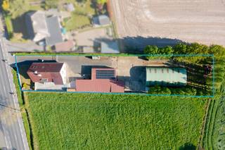 Ruime woning op een perceel van maar liefst 1.665 m² in Ichtegem, gelegen langs een vlot bereikbare verbindingsweg met een uitstekende bereikbaarheid naar het centrum, omliggende gemeenten en de belangrijkste invalswegen. <br /><br />Deze woning beschikt over een praktische indeling en aangename leefruimtes, waardoor ze heel wat mogelijkheden biedt voor wie op zoek is naar een gezellige, ruime gezinswoning. Dankzij de vele raampartijen geniet de woning van een aangename natuurlijke lichtinval en een open gevoel. De woning werd steeds degelijk onderhouden en biedt een mooie basis die met enkele opfrissingen en hedendaagse accenten volledig naar eigen smaak kan ingericht worden.<br /><br />Indeling als volgt: inkomhal, lichtrijke woonkamer, geïnstalleerde keuken en een aangename veranda waar u het hele jaar door kan genieten van extra leefruimte. Verder beschikt de woning over een praktische wasplaats, handige berging en een apart gastentoilet.<br />Op de eerste verdieping bevinden zich de nachthal, een extra berging, een afzonderlijke badkamer, twee volwaardige slaapkamers en een master bedroom met ensuite badkamer.<br /><br />Een absolute troef van deze eigendom zijn de ruime buitenruimtes en praktische bijgebouwen. De grote loods en ruime garage maken dit pand uitermate geschikt voor zelfstandigen, hobbyisten of wie nood heeft aan extra opslag- en werkruimte. Dankzij de ruime verharde oprit zijn er bovendien voldoende parkeermogelijkheden aanwezig voor meerdere wagens, bestelwagens of materiaal.<br /><br />Troeven:<br />- Aangename en lichtrijke leefruimtes<br />- Steeds goed onderhouden woning<br />- Ruim perceel van maar liefst 1.665 m²<br />- Grote loods ideaal voor zelfstandigen of extra opslagruimte<br />- Ruime garage met tal van mogelijkheden<br />- 20 zonnepanelen aanwezig voor een lagere energiekost<br />- Ruime oprit met voldoende parkeermogelijkheden<br /><br />Geen renovatieplicht!<br />Interesse? Ontdek de mogelijkheden van deze eigendom tijdens een bezoek ter plaatse en neem vandaag nog contact op met Ward op het nummer:<br />0470 20 66 88.<br /> 