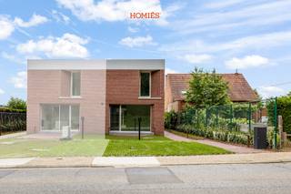 Deze prachtige halfopen nieuwbouwwoning in Lubbeek combineert hedendaags wooncomfort met een rustige, groene omgeving. De woning wordt opgeleverd in juli 2026 en werd ontworpen met oog voor ruimte, licht en energiezuinigheid. Bij het binnenkomen wordt u verwelkomd in een ruime en lichtrijke leefruimte met open keuken. Dankzij de grote raampartijen geniet u hier van een aangenaam zicht op de tuin, een patio en een overvloed aan natuurlijk licht. Verder beschikt het gelijkvloers over een praktische berging en een gastentoilet. Op de verdieping bevinden zich drie volwaardige slaapkamers (waarvan 1 met volledig ingerichte dressing) en een comfortabele badkamer. Buiten geniet u van een uitzonderlijk ruim perceel van ongeveer 30 are met een prachtige zuidgerichte tuin en bos. Het achterste gedeelte is gemeenschappelijk en wordt onderhouden door de verhuurder. Bovendien beschikt elke woning over een eigen tuinhuis met elektriciteitsaansluiting. De woning is uitgerust met zonnepanelen, vloerverwarming, een lucht-waterwarmtepomp, ventilatiesysteem type D, een regenwaterput en een laadpaal voor elektrische voertuigen. Naast de huurprijs van € 2.090 per maand wordt een vaste kost van € 100 per maand voorzien voor gemeenschappelijke kosten. Het dagelijkse en reguliere onderhoud van de tuin tot aan de tuinhuisjes blijft de verantwoordelijkheid van de huurder. Wenst u graag een bezoek of extra informatie? info@homies.be