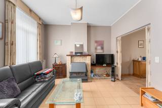 Deze klassiek gebouwde woning is gelegen in de <strong>René de Clercqstraat</strong>, in het centrum van Deerlijk.<br /><br />Op het gelijkvloers beschikt de woning over een inkomhal, <strong>een afzonderlijke salonruimte en eetplaats</strong>, een keuken, badkamer en praktische berging. De badkamer is uitgerust met een <strong>ligbad, lavabo en toilet</strong>. Vanuit de eetplaats is er toegang tot de trap naar de eerste verdieping, die bestaat uit een overloop en <strong>drie slaapkamers.</strong><br /><br />Verder beschikt de woning over <strong>een ruime zolder en kelder</strong>. Achteraan bevindt zich <strong>een terras en een deels betegelde buitenruimte</strong>, evenals een praktische <strong>berging met zolder</strong>, ideaal voor extra opslagruimte.<br /><br />De woning geniet van een <strong>gunstige zuidoriëntatie</strong> en beschikt over PVC-buitenschrijnwerk met isolerende beglazing en geïsoleerde dakvlakken. Het gelijkvloers wordt verwarmd met gaskachels en de woning is aangesloten op de klassieke nutsvoorzieningen.<br /><br />Met een <strong>energielabel C en geen renovatieplicht </strong>biedt deze woning een interessante combinatie van karakter, comfort en mogelijkheden. <strong>Een degelijk gebouwde woning met karakter</strong>, centraal gelegen en met ruimte om verder naar eigen smaak te moderniseren en in te richten.