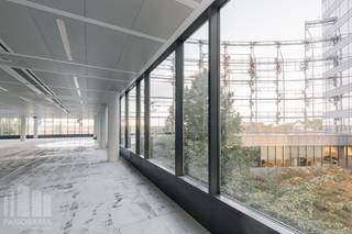 Découvrez ce bureau de qualité et durable de<strong> 1.057 m²</strong>, idéalement situé à proximité immédiate de Brussels Airport. Des surfaces de bureaux de 500 m² à 15.216 m² sont disponibles, offrant ainsi des possibilités adaptées tant aux entreprises de taille moyenne qu’aux grandes entreprises.<br /><br />Le site bénéficie d’une excellente accessibilité grâce à sa connexion directe à l’A201 et au R0. Via les <strong>E40 et E19 </strong>à proximité, Bruxelles et les principaux pôles économiques du pays sont rapidement et facilement accessibles.<br /><br />Le projet se compose de 5 immeubles de bureaux, chacun disposant de son propre hall d’accueil. Un hub central relie les différents bâtiments entre eux et donne accès à une large gamme de services et d’équipements, notamment des salles de réunion partagées, un lounge avec barista, un restaurant, un magasin, un service de conciergerie personnalisé, une laverie et une salle de fitness.<br /><br />En matière de durabilité, Airport Plaza bénéficie d’une certification BREEAM Excellent ainsi que d’excellentes performances énergétiques et de confort. Les bâtiments sont notamment équipés d’une isolation acoustique, de plafonds métalliques suspendus, d’un système HVAC et d’une alimentation en air frais. Les bureaux bénéficient également d’une agréable luminosité naturelle et d’une finition de qualité supérieure.<br /><br />Le complexe dispose de 689 places de parking couvertes et 67 places extérieures, complétées par des bornes de recharge pour véhicules électriques et des emplacements pour motos.<br /><br />Contactez <strong>PANORAMA B2B</strong> pour plus d’informations, les plans ou organiser une visite sans engagement :<strong> 0477 09 00 09</strong>.