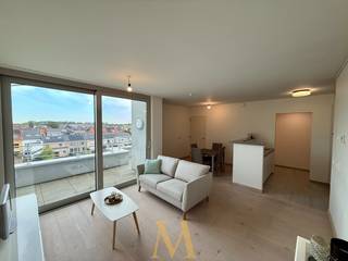 Rustig en residentieel gelegen assistentieflat in het hart van Deinze.Met ondergrondse staanplaats, berging én een privatief terras van 24,6 m².Deze...