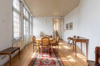 Achter deze klassieke, beschermde gevel schuilt een knap, doordacht en duurzaam gerenoveerd kantoorgebouw (ingeschreven en aangepast naar...