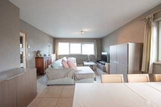 Lichtrijk appartement met inkom, toilet, 2 slaapkamers, badkamer (met ligbad en douche), ruime living, open keuken & berging. <br /><br />Ruim terras, waarvan er rechtstreekse toegang is tot de garage.<br />Centraal gelegen vlakbij het station van Waregem. <br /><br />Onmiddellijk beschikbaar. <br />Syndickosten: €50/maand.<br /><br />Voor meer info of een bezoek: lisa@immoroba.be