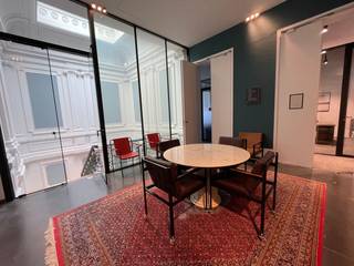 Located on the third floor of a characteristic building, this office offers excellent workspace and is situated in the heart of Ghent, close to the R4 and right on the waterfront.<br /><br />The building exudes class and has a special architectural style that adds a touch of charm and inspiration to every working day. The office space is fully ready to move in and qualitatively finished with modern facilities that enhance the daily working pleasure. Facilities include a well-equipped kitchenette, sanitary facilities, air conditioning, showers, a relaxation area and meeting rooms.<br />There is also a cosy bar where employees can relax and network.<br />The offered price offer is all-in for the entire office space with space for 10 workstations. Should you consider other surface areas, alternative options are also available to meet your specific needs. The space is available immediately, so you can quickly start working in this inspiring environment.<br /><br />For more information, detailed plans or a no-obligation site visit, please contact PANORAMA B2B GENT KANTOREN on 09 225 09 02. Our team is ready to help you find your ideal office space and answer all your questions.