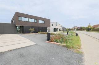 <p><span>Op de baan van Lint naar Lier vinden we deze hypermoderne woning opgeleverd in 2023. Ze werd voorzien van de nieuwste technieken (warmtepomp, airco, vloerverwarming, ventilatie type D, zonnepanelen,...) en heeft een BEN-label.</span></p><p><span>De woning beschikt over een oprit voor minstens 4 auto's, telt 3 slaapkamers, een bureauruimte, en een op maat gemaakte keuken én badkamer. </span></p><p><span>Dankzij de lichtstraat en de grote raampartijen geniet je in elke ruimte van deze woning van maximaal daglicht. Ook nog het vermelden waard: de garage, afgesloten wasberging en last but zeker not least: een verwarmd zwembad!</span></p><p><span> </span></p><p><span>De indeling is als volgt:</span></p><p><span>We betreden de woning via de inkomhal met ingemaakte vestiairekasten en gastentoilet. Vervolgens komen we in de ruime leefruimte met open keuken en kookeiland. Aan de voorzijde van de woning is er een bureau-ruimte dewelke uiteraard ook kan dienen als 4de slaapkamer.</span></p><p><span>De hyper geïnstalleerde keuken met kookeiland werd op maat gemaakt en heeft een hittebestendig Dekton werkblad. Achter de keuken vinden we de berging met veel ingemaakte kasten, een extra lavabo en plaats voor de wasmachine en droogkast op hoogte. Van hieruit hebben we zowel toegang tot de tuin als tot de garage waar alle technieken zich bevinden.</span></p><p><span>Via het grote schuifraam aan de achterzijde van de woning komen we in de tuin met verwarmd zwembad en overdekt poolhouse waar het heerlijk zitten is op een zomerse dag. Je hebt er een aangenaam zicht op de achterliggende velden.</span></p><p><span>Terug in de woning nemen we de open trap naar de verdieping. Hier bevindt zich de smaakvolle badkamer met een vrijstaand bad, een houten meubel met 2 op maat gemaakte waskommen en een inloopdouche. Het toilet is apart. Verder vinden we hier 3 mooie slaapkamers alle voorzien van een Daikin-systeem dat zowel koelt als verwarmt.</span></p><p><span> </span></p><p><span>Graag som ik de troeven van deze woning voor je op:</span></p><p><span>- recente, moderne woning van 2023</span></p><p><span>- BEN-label (E-peil E1)</span></p><p><span>- 3 tot 4 slaapkamers</span></p><p><span>- verwarmd zwembad</span></p><p><span>- vrij uitzicht</span></p><p><span>- zonnepanelen</span></p><p><span>- veel parkeerplaats</span></p><p><span> </span></p><p><span>P-score: D en G-score: D</span></p><p><span>Stedenbouw en bodemattest in aanvraag</span></p><p><span> </span></p><p><span>Voor een bezoek ter plaatse kan u ons contacteren op het nummer 03 449 42 41 of mail ons via <span>hallo@habicom.be</span></span><span>.</span></p><p><span>Wenst u de waarde van uw woning te kennen ? Contacteer vrijblijvend onze habicom expert in uw buurt.</span></p><p><span> </span></p><p><span> </span></p><p><span> </span></p>