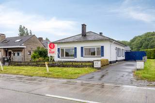 This bungalow to renovate, located at Urselseweg 190 in Ursel, offers a unique opportunity on a spacious plot of 854 m². With an open view at the...