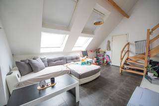 Ruime duplex in centrum Zulte.<br /><br />Indeling: lichtrijke living met open keuken (met kookeiland en ingericht met toestellen), berging, toilet, slaapkamer, badkamer (met ligbad en douche). Eerste verdieping : apart toilet en slaapkamer. Aan de voor- en achterkant ruim terras aanwezig.<br /><br />Syndickosten: €50/maand.<br />Beschikbaarheid: 1/08/2026.<br /><br />Voor meer info of een bezoek: lisa@immoroba.be
