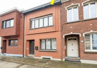 Ligging: Goed gelegen eengezinswoning in een rustige straat nabij het centrum van Borsbeek waar er een ruim aanbod is van winkels, horeca, scholen en...