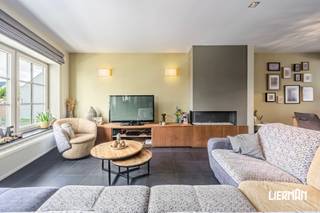 <p>-- Bezoekmoment enkel op afspraak --<br /><br />Deze ruime en energiezuinige woning aan de stadsrand van Aalst, gebouwd in 2007, combineert hedendaags wooncomfort met een uitzonderlijke veelzijdigheid. Met een gunstig EPC-label A geniet u van een energiezuinige thuis die klaar is voor de toekomst. De woning beschikt over vier volwaardige slaapkamers, twee badkamers, een dressing en een aparte bureauruimte, waardoor ze zich perfect leent voor grotere of samengestelde gezinnen, thuiswerkers of wie op zoek is naar een flexibele woonoplossing. <br /><br />De woning is opgevat als bel-etage en beschikt verder over een zeer ruime leefruimte met open volledig-uitgeruste-keuken. De dubbele garage en de ruime indeling zorgen voor extra comfort en praktisch gebruiksgemak. Achteraan strekt zich een diepe, zonnige tuin uit met een sfeervol poolhouse, waar rust, privacy en ontspanning centraal staan. Zowel op het verdiep als op tuinniveau is veel terrasruimte voorzien, handig is de verbinding met de tuin en de leefverdieping via de buitentrap. Deze buitenruimte vormt een ideale plek om te genieten met familie en vrienden.<br /><br />Dankzij de doordachte indeling en de royale volumes biedt deze eigendom tal van mogelijkheden voor co-housing, kangoeroewonen of een combinatie van wonen en werken. Een woning met ruimte, comfort en potentieel voor uiteenlopende woonbehoeften.<br /><br />Ook op technisch vlak is aan alles gedacht; cv aardgas, airco, zonnepanelen (met certificaten), regenwater-recuperatie, rondom isolatie, conforme elektriciteit, enz.<br /><br />De ligging is bovendien een sterke troef. In een rustige woonomgeving, maar toch op korte afstand van winkels, scholen, openbaar vervoer en belangrijke invalswegen, geniet u hier van de perfecte combinatie van bereikbaarheid en woonkwaliteit.<br /><br />Contacteer ons via info@immolierman.be of 053 / 89 99 66 voor meer informatie of een afspraak.</p>
