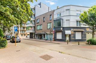 Deze gerenommeerde bakkerij met verder af te werken woongedeelte ligt net buiten het centrum van Oostende in een woonwijk aan het Sint-Catharinaplein. Het handelsgedeelte bestaat uit een winkelruimte en ruime werkplaats. Het bovenliggende woongedeelte moet verder afgewerkt worden, maar voorziet een prachtige, unieke woonst. Het omvat een leuke zithoek met toegang tot een ruim terras, een ruime leefkeuken, een extra salon, bureau of lounge-ruimte. Op de verdieping zijn er twee kamers met twee badkamers, waarvan één ensuite en met een extra terras. De zolderverdieping bevat een derde slaapkamer en twee andere polyvalente ruimtes. Kortom een handelsruimte met unieke woonst op een leuke locatie. De plannen van het af te werken woongedeelte zijn reeds beschikbaar! Voor meer informatie of een bezoek, mail of bel naar, kris.bauwens@albert.immo of 0470/51 04 09