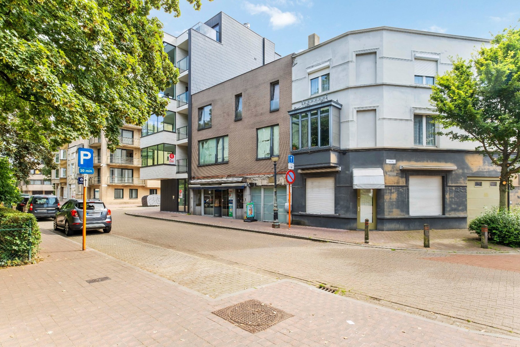 Handelsruimte met ruime woonst te Oostende. - foto 1