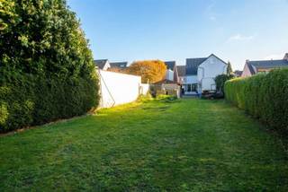 Zoekt u een woning met ruimte en een grote tuin en plaats voor auto's? Bent u daarenboven ook nog handig om deze woning helemaal naar je eigen...