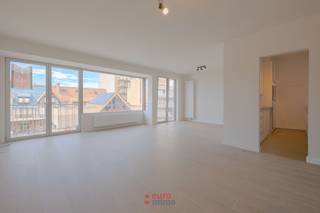 <p>Stijlvol appartement met 2 slaapkamers te huur in het hart van Nieuwpoort. Gelegen aan de Albert I Laan in het charmante Nieuwpoort, ter hoogte van de Barkentijn, biedt dit appartement met twee slaapkamers een ideale combinatie van comfort en functionaliteit. Alle ruimtes zijn volledige vernieuwd en afgewerkt tot in de puntjes. Tevens beschikt het appartement over een kelder, wat extra opslagruimte biedt voor uw spullen. <br />75 EUR voorschot op de syndicuskosten.<br />EPC = 126</p>