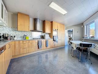 ZEER RUIM APPARTEMENT IN CENTRUM IEPER HET APPARTEMENT IS INGEDEELD ALS VOLGT: GELIJKVLOERS:RUIME INKOMHAL MET MOGELIJKHEID OM FIETSEN TE PLAATSEN EN...