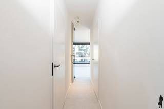 Huurprijs: 1.230 EUR per maand+ 220 EUR per maand gemeenschappelijke kosten incl. provisie warmtepomp+ 100 EUR per maand voor twee autostaanplaatsen...