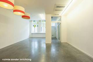 <strong>Karaktervol handelspand in het winkelcentrum van Turnhout met polyvalente bovenliggende ruimten met terras (mogelijkheid tot duplex wooneenheid). EPC: energielabel C, asbestveilig, EK conform! <br /><br />Ligging</strong>: Gelegen in het winkelhart van Turnhout, met veel openbare parkings in directe omgeving.<br /><br /><strong>Indeling</strong>: 0: inkomhal, winkelruimte, toilet, stockageruimte met laadzone, kelder. Inkomhal voor verdieping, kelder, berging. 1: traphal, toilet, 2 polyvalente ruimtes, keuken, terras, 2; traphal, 2 polyvalente ruimtes, berging.<br /><br /><strong>Omschrijving:</strong> Charmant, authentiek handelspand (volledig gerenoveerd in 2014), waar jarenlang 'De Banier' gehuisvest was. Met haar strategische ligging en veelzijdige indeling biedt dit eigendom tal van mogelijkheden voor ondernemers en investeerders.<br />Via de inkomhal betreedt u de ruime handelsruimte, die zich uitstrekt over de volledige diepte van het gebouw. De mooie etalage aan de voorzijde zorgt voor een aantrekkelijke uitstraling en maximale zichtbaarheid. Achteraan bevindt zich een ruime stockageruimte met een grote poort, die uitgeeft op een servitudeweg naar de Warandestraat – ideaal voor leveringen. <br />Een aparte inkomhal geeft toegang tot de bovenliggende verdiepingen, een ruime kelder en een extra berging. Op de eerste verdieping bevinden zich twee polyvalente ruimtes met hoge plafonds en grote raampartijen, wat zorgt voor een overvloed aan natuurlijke lichtinval. Hier bevindt zich nog een keuken, een westelijk georiënteerd terras en een apart gastentoilet. Deze verdieping is perfect om te vormen tot een duplex appartement of kantoorruimte. Op de tweede verdieping nog twee karaktervolle ruimtes met verschillende plafondhoogtes en grote ramen die ook ook hier voor een open en lichte sfeer zorgen. Tevens extra bergruimte voorzien.
<p><span><strong>Extra troeven:<br /></strong></span><span>- 41 zonnepanelen voor een energiezuinige exploitatie<br /></span><span>- Authentieke elementen met een hedendaagse afwerking<br /></span><span>- Veelzijdige mogelijkheden voor handel, kantoor of woonst<br /></span><span>- Centraal gelegen in het bruisende (winkel)centrum van Turnhout</span></p>
<p><span>Dit pand combineert ruimte, charme, functionaliteit en duurzaamheid. M.a.w. een unieke commerciële kans. Op zoek naar een ruim en instapklaar handelspand met veel potentieel? Contacteer ons vandaag nog voor een bezoek!<br /><br /><strong>Bijzondere informatieplicht</strong>: in aanvraag.</span></p>