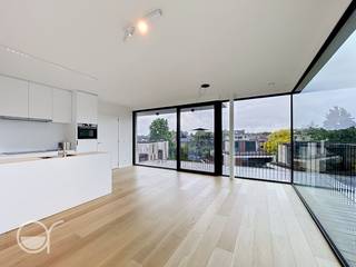OPGELET: om dit pand te huren of bezichtigen vragen wij steeds eerst een virtueel bezoek te brengen aan het pand. Ga hiervoor naar www.rosseel.be en vul de referentie O310 in in het veld ‘zoek’ bovenaan rechts. Kies dan ‘360°’. De website helpt je nu verder voor de volgende stappen.<br /><br />Dit energiezuinige 1-slaapkamerappartement is gelegen te Sint-Amandsberg, op de derde verdieping van het gebouw.<br />Het appartement beschikt over een lichtrijke leefruimte met open keuken voorzien van ingebouwde toestellen, één slaapkamer, een apart toilet en een aangenaam ruim terras. Daarnaast zijn er ook een ondergrondse berging en een ondergrondse staanplaats inbegrepen.<br />De gemeenschappelijke kosten bedragen €60/maand voorschot. Water en elektriciteit zijn apart.<br />Het appartement is onmiddellijk beschikbaar.