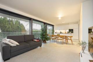 Frans Segersstraat 42: luxueus wonen in een groene omgeving nabij het centrum van Boechout.<br /><br />U kan de volledige beschrijving terugvinden op onze website: www.reds.be<br />Alsook de grondplannen zijn hier terug te vinden onder "documenten en plannen"<br /><br />Het appartement bevindt zich langs de achterkant van het gebouw op de eerste verdieping (zuid oriëntatie). De grote raampartijen zorgen voor een zee van licht. Aansluitend aan de leefruimte is er een gigantisch terras aanwezig van 50 m2 met een prachtig zicht op groen. Aangenaam vertoeven gegarandeerd! In dit appartement zijn er twee slaapkamers aanwezig. <br /><br />Ondergronds kan u gebruik maken van de gemeenschappelijke fietsenstalling met elektrische laadpunten voor de fiets. In de huurprijs zit ook een ondergrondse autostaanplaats en een private kelderberging inbegrepen. De gemeenschappelijke kost bedraagt 100 euro/maand.<br /><br />Het appartement werd gebouwd volgens de laatste BEN-normen dankzij energievriendelijke technieken (warmtepomp, zonnepanelen, vloerverwarming,…). Naast veel aandacht voor het milieu , kan U ook rekenen op een hoogwaardige afwerking, prima comfort en royale lichtinval. <br /><br />- 3 maanden huurwaarborg<br />- 3/6/9 contract<br />- meters individueel<br />- plaatsbeschrijving op gedeelde kosten<br />- beschikbaar vanaf 1 april