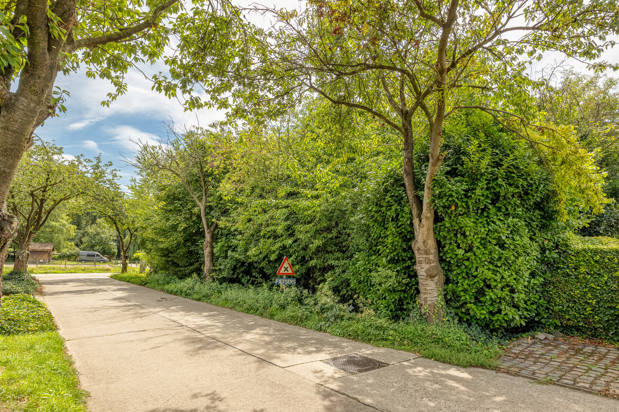 Residentieel gelegen bouwgrond van 1.438m².  Dit prachtig zuidgeoriënteerd hoekperceel is geschikt  voor een open bebouwing en heeft een straatbreedte van ruim 29m! - foto 2