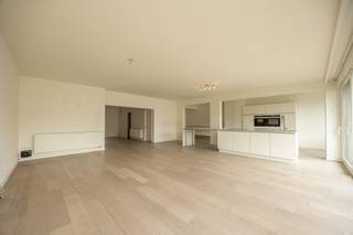 <p>Located on the <strong>7th floor of an apartment building with an elevator</strong>, this exceptionally spacious and light-filled apartment spans a full <strong>164 m².</strong> Its central location on Belgiëlei, between <strong>Antwerp Central and Antwerp-Berchem</strong>, ensures excellent accessibility. The city center, shops, public transportation, and major thoroughfares are all within easy reach.</p><p>Upon entering, the <strong>spaciousness and natural light</strong> immediately catch your eye. The impressive windows on both sides give the apartment an open and pleasant feel. The spacious living area offers more than enough room for a large living and dining room.</p><p>One of the highlights is the <strong>very spacious kitchen</strong>, featuring long countertops on both sides and a beautiful <strong>solid marble countertop</strong>. The numerous cabinets and exceptional amount of workspace make this kitchen ideal for those who enjoy cooking extensively and entertaining guests.</p><p>The apartment also features <strong>3 full-sized bedrooms and no fewer than 3 bathrooms</strong>, ensuring exceptional comfort and privacy. In addition, there are <strong>2 practical storage rooms</strong>, including one that is very spacious.</p><p>The apartment has a <strong>terrace</strong> at both the front and the back. The combination of the high floor level, the terraces, and the large windows creates a pleasant sense of space and light.</p><p>With an <strong>EPC rating of B</strong>, a code-compliant electrical system, and an exceptional floor area of 164 m², this is a truly complete apartment for anyone seeking <strong>space, light, and comfort in a central location in Antwerp</strong>.</p>