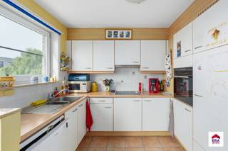 <strong>Wenduine: Bel-étage woning te koop in een rustige buurt met open zicht op de velden en een inpandige garage!</strong><br /><br />Deze prachtige woning met bouwjaar 2003 ligt in een rustige straat, grenzend aan weilanden. Op het gelijkvloers bevindt zich de inkom hal met afzonderlijke WC, de garage, alsook een slaapkamer met douche en zicht op een mooi onderhouden tuin.<br /><br />Op de 1e verdieping bevinden zich de leefruimtes, namelijk een open keuken, eetkamer/zithoek, hal met WC. De leefruimtes op het verdiep hebben als voordeel dat men optimaal kan genieten van een fenomenaal zicht op de weilanden. Ten slotte zijn er op de 2e verdieping nog 3 slaapkamers en een badkamer met ligbad, dubbele wastafelmeubel en WC aanwezig.<br /><br />Troeven:
<ul><li>4 slaapkamers + 2 badkamers</li><li>Open zicht op groen</li><li>Instapklaar</li><li>Garage</li><li>Perfect onderhouden en omheinde tuin</li><li>Rustige ligging maar toch nabij het strand en centrum</li></ul>
Deze unieke combinatie van troeven, zorgt ervoor dat dit de ideale woonst of vakantiewoning vormt. Meer informatie? Contacteer Ilse op het nummer 0456 96 04 61.