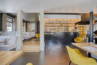 Le restaurant est le cœur de cet établissement. Grâce à son ambiance chaleureuse et à ses délicieuses expériences culinaires, il s'est bâti une solide réputation auprès de la communauté locale et au-delà. Le potentiel de croissance et de réussite est évident.Le parking spacieux offre aux clients le confort d'un parking facile, ce qui augmente l'accessibilité et l'attractivité de la propriété. De plus, la présence d'un magnifique plan d'eau ajoute une touche de paix et de charme à l'environnement, ce qui en fait une destination attrayante à diverses fins.La vente de ce bien est flexible et peut être discutée en fonction du type d'activité de l'opération. Que vous souhaitiez poursuivre les activités de restauration existantes, étendre à d'autres concepts hôteliers ou réaffecter le bâtiment à un autre usage commercial, les possibilités sont infinies ; pensez à un cabinet médical, à des professions libérales, au secteur du bien-être et de la protection sociale,...Contactez-nous dès aujourd'hui pour plus d'informations et pour organiser une visite !