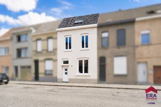 <p>Op zoek naar een<strong> instapklare en energiezuinige woning </strong>met een <strong>uitstekende locatie nabij Aalst</strong>? Dan is deze volledig gerenoveerde gezinswoning zeker een bezoek waard! </p>
<p>De woning werd gerenoveerd met <strong>hoogwaardige materialen</strong> en beschikt over een prachtige,<strong> lichtrijke leefruimte</strong> die naadloos overgaat in de <strong>open keuken</strong> met eetplaats. De <strong>grote raampartijen </strong>zorgen voor een aangenaam zicht op de grote tuin en creëren een verbinding tussen binnen en buiten. Verder bevindt er zich een praktische wasruimte/berging en gastentoilet op het gelijkvloers.<br /><br />Op de bovenverdieping bevinden zich <strong>drie ruime slaapkamers</strong>, een <strong>luxueuze badkamer</strong> en een extra kamer die perfect kan dienen als <strong>bureau</strong> of <strong>dressing</strong>.</p>
<p>Dankzij de <strong>energiezuinige renovatie (EPC-label B) </strong>en de volledig <strong>vernieuwde daken</strong>, bent u verzekerd van een woning die helemaal klaar is voor de toekomst. Bovendien geniet u van een <strong>vlotte bereikbaarheid</strong> met openbaar vervoer, winkels en het centrum van Aalst in de nabije omgeving.</p>
<p><strong>Contacteer ons vandaag nog voor een bezoek via 053 41 40 25 of living@era.be!</strong></p>
