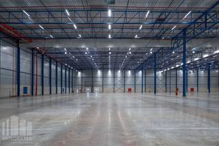 <strong>Ruime en moderne logistieke magazijnen op een strategische locatie in Willebroek</strong>, aan het Zeekanaal Brussel-Willebroek en vlakbij de A12 en N16. Dankzij de centrale ligging tussen Antwerpen en Brussel is dit een ideale uitvalsbasis voor logistieke activiteiten.<br /><br />De site biedt <strong>meer dan 15.689 m² magazijnruimte</strong>, aangevuld met <strong>960 m² kantoren</strong>. Er zijn <strong>10 laadkaaien</strong>, een <strong>vrije hoogte van 11,30 m</strong> en een hoge vloerbelasting van 50 kN/m² dynamisch, 80 kN/m² verplaatsbaar rek. De gebouwen zijn uitgerust met een ESFR sprinklersysteem, LED-verlichting en alle nodige nutsvoorzieningen.<br /><br />Er wordt hiernaast geïnvesteerd in duurzaamheid met o.a. zonnepanelen, EV-laadpunten, extra laad- en loszones en een BREEAM “Very Good”-certificering in voorbereiding.<br /><br />Op het terrein is ruime parkeergelegenheid voorzien voor zowel vrachtwagens als personenwagens. De locatie is vlot toegankelijk voor zwaar verkeer en biedt brede manoeuvreerruimte. Onmiddellijk beschikbaar.<br /><br />Contacteer <strong>PANORAMA B2B</strong> voor bijkomende inlichtingen, plannen of een vrijblijvend plaatsbezoek <strong>03 225 03 03</strong>.