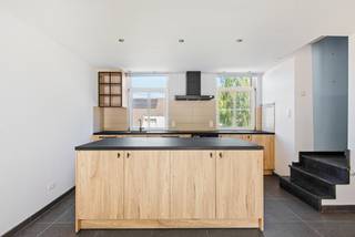 <p>Bent u op zoek naar een instapklaar duplex appartement waar comfort, ruimte en een rustige ligging hand in hand gaan? Dan is deze eigendom in het charmante Hombeek beslist een bezoek waard.</p>
<p>Met een bewoonbare oppervlakte van 82 m² geniet u van een aangename en praktische indeling. De lichtrijke leefruimte sluit naadloos aan op de volledig uitgeruste keuken, voorzien van een inductiekookplaat, combi-oven met stoomfunctie, vaatwasser, dampkap en een enkele spoelbak. Verder beschikt het appartement over twee volwaardige slaapkamers en een verzorgde badkamer met inloopdouche, enkele lavabo en toilet.</p>
<p>Een absolute troef is het zuidgerichte terras, waar u de hele dag door van de zon kunt genieten. Daarnaast beschikt deze eigendom over een perceel van maar liefst 266 m², wat uitzonderlijk is voor een appartement, én een praktische carport die zorgt voor extra comfort.</p>
<p>Het gebouw dateert oorspronkelijk uit 1900, maar werd in 2011 volledig gerenoveerd. Dankzij deze grondige renovatie combineert het appartement zijn authentieke charme met het hedendaagse wooncomfort. Bovendien beschikt de woning over een EPC-label C, wat bijdraagt aan een energiezuinig wonen.</p>
<p>Deze instapklare duplex vormt de ideale woonst voor starters, koppels of investeerders die op zoek zijn naar een eigendom met buitenruimte op een rustige locatie.</p>
<p>Interesse? Neem vandaag nog contact op met ons via 015 68 26 08 of info@imperiavastgoed.be voor meer informatie of om een bezoek in te plannen.</p>