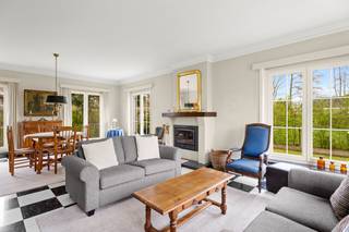 <p><strong>ALTRO VASTGOED VERKOOPT: Bezoekdag op afspraak</strong></p><p>Bent u op zoek naar een woning met karakter op een absolute toplocatie in Deinze? Deze alleenstaande villa ligt verscholen in een rustige, doodlopende wijk waar privacy en sereniteit centraal staan. De ligging is werkelijk uniek: op wandelafstand van prachtig natuurgebied en de idyllische oude Leiearm aan de “Vosselare Put”.</p><p>Bij het betreden van de woning wordt u verwelkomd in een royale inkomhal die dankzij de open trap en de natuurlijke lichtinval onmiddellijk een aangenaam en ruimtelijk gevoel geeft. Vanuit de hal loopt u door naar de sfeervolle living, waar een gezellig houtvuur de centrale verwarming aanvult voor extra warmte. Dankzij de grote raampartijen langs alle kanten geniet u hier van een spectaculaire lichtinval en een rustgevend zicht op de mooi aangelegde tuin. Het gelijkvloers beschikt verder over een zeer ruime aparte keuken en een praktische inpandige garage.</p><p>Op de eerste verdieping bevinden zich drie slaapkamers, waaronder één gigantische master bedroom. Een troef is de verbinding tussen één van de slaapkamers en de naastgelegen dressing, deze ruimte kan perfect dienen als dressing of als aparte (kinder)slaapkamer. De nachthal biedt verder toegang tot de badkamer met ligbad, douche en toilet. Voor wie nog extra ruimte wenst, is er een ruime zolder met tal van mogelijkheden.</p><p>Mits de nodige energetische opfrissingen kan dit unieke pand getransformeerd worden tot een modern pareltje.</p><p>Interesse? Maak een afspraak bij <strong>Leen</strong> via <strong>0478/69.84.34</strong> of <strong>Leen@altro-vastgoed.be</strong>.</p>