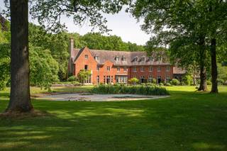 Uitzonderlijk exclusief landgoed, gelegen middenin een privatief parkdomein van 3,7 hectare met prachtig oud bomenbestand. Het domein is gelegen...