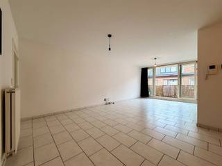 Ben je op zoek naar een knus appartement of goede investering met één slaapkamer, gelegen nabij het centrum van Temse? Lees dan zeker verder!Dit appartement werd gebouwd in 2003 en bevindt zich op de eerste verdieping van een recent appartementsgebouw. De ligging is een absolute troef: dankzij de goede verbindingen naar verschillende invalswegen en de nabijheid van het centrum van Temse, de Zaat en het water, geniet je hier van zowel bereikbaarheid als rust. Je betreedt het gebouw via de gemeenschappelijke inkomhal. Zowel met de trap als met de lift bereikt u het appartement op de eerste verdieping.De indeling is als volgt: de inkomhal biedt vestiaremogelijkheden en beschikt over een apart gastentoilet. De toilet en bijhorende handenwasser zijn splinternieuw. Verder kom je in de ruime leef- en eetruimte met rechtstreekse toegang tot het terras. Dankzij de grote raampartijen geniet deze ruimte van veel natuurlijk lichtinval. Aansluitend bevindt zich de geïnstalleerde open keuken met een aanpalende bergruimte. Het appartement beschikt over één ruime slaapkamer en een ingerichte badkamer, voorzien van een lavabo met meubel, spiegelkast en een bad met douchefunctie. Het bad met wand en bijhorend badkamermeubel werden ook pas vernieuwd.De algemene kosten bedragen €50 per maand en zijn exclusief de basishuur.Interesse om van dit instapklare appartement jouw nieuwe thuis te maken? Aarzel dan niet en neem vandaag nog contact met ons op!P-score: DG-score: D