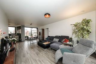 <p>Welkom bij dit prachtige appartement in Aarschot! Dit moderne woonproject biedt een unieke combinatie van comfort, ruimte en praktische voorzieningen die perfect aansluit bij een hedendaagse levensstijl.</p><p>Met een bewoonbare oppervlakte van 125 m² biedt dit appartement veel mogelijkheden. Het heeft een eigen inkomhal. De open, lichtrijke woonkamer met directe toegang tot een ruim terras creëert een perfecte plek om te ontspannen en van het buitenleven te genieten. Het moderne interieur, voorzien van hoogwaardige afwerkingen en tijdloos design, straalt elegantie en functionaliteit uit. De goed uitgeruste keuken met alle nodige apparatuur maakt het bereiden van maaltijden een genoegen.</p><p>De ruime slaapkamer biedt voldoende ruimte voor een comfortabel slaapvertrek. De moderne badkamer is voorzien van een luxe ligbad, douche en extra toilet. Kortom, alles wat je nodig hebt voor jouw dagelijkse routine.</p><p>Een bijzonder voordeel van dit appartement is de beschikking over eigen inpandige garage en een extra parkeerplaats in de kelderverdieping, wat uitzonderlijk is voor een appartement van deze grootte. Dit biedt niet alleen bescherming voor jouw voertuigen, maar ook waardevolle opslagruimte.</p><p>De woonwijk is zorgvuldig ontworpen met aandacht voor details. Groene binnenterreinen, fietsenstallingen en ondergrondse parkeergarages zorgen voor een prettige en duurzame leefomgeving. De locatie in Aarschot biedt gemakkelijke toegang tot voorzieningen, winkels en openbaar vervoer.</p><p>Dit appartement staat te koop en wacht op eigenaren die op zoek zijn naar kwaliteit, ruimte en gemak. Kom het zelf ontdekken en ervaar waarom dit de perfecte plek kan zijn.</p>