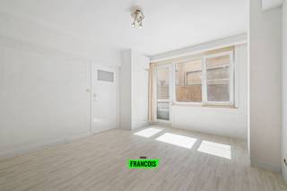 Gelegen aan de Albert I-Promenade, bevindt u zich hier op een toplocatie te Oostende. Op wandelafstand heeft u al het fraais wat Oostende te bieden heeft; gaande van strand en zee tot horeca en winkels. <br /><br />Het pand is logisch ingedeeld met een gezellige leefkamer en aansluitend de functionele keuken. Het appartement heeft daarenboven een zeer ruim binnenterras met tal van ruimte voor een eettafel of leefhoek. <br /><br />Achterin het kelderappartement is er één ruime slaapkamer alsook de badkamer. Hier is er gewerkt met een lavabo en een douchecabine, het toilet is apart. <br /><br />Dankzij deze topligging pal aan het strand in centrum Oostende biedt dit pand een waaier aan mogelijkheden. <br /><br />Aarzel niet en neem contact op voor meer info of een afspraak. <br /><br />