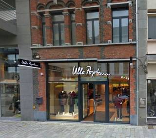 Commercieel pand te huur, gelegen in de gekende Ooststraat. <br />Instapklare handelsruimte gelegen in de belangrijkste winkelstraat van Roeselare, op een boogscheut van het station, de Grote Markt en winkelstraat Noordstraat. Commercieel zeer sterke ligging met in de onmiddellijke omgeving winkels Kruidvat, Zeeman, Bel Chicken, Brooklyn … Opperverlakte: gelijkvloers van ca. 300 m² + 2 verdiepingen. <br />Beschikbaar: 15 juni 2025, ingevolge opzeg zittende huurder (die, wegens groot succes, naar groter pand verhuist in de straat) <br />De maandelijkse huurprijs bedraagt 4.000 euro. Onroerende voorheffing ten laste van de huurder. <br />Benieuwd naar dit bedrijfsvastgoed te huur regio Roeselare?  <br />Contacteer info@immodelestre.be of 054 33 62 52. <br />www.immodelestre. <br />