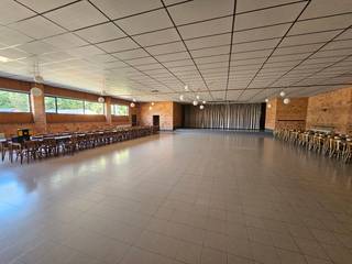 Handelseigendom bestaande uit een feestzaal en een handelszaak (vroeger café). De handelszaak is verhuurd. Meer informatie over het huurcontract te bekomen via het kantoor. De eigenaar baat momenteel de feestzaal uit. Vg, Wglk/Lwag, Gdv, Gvkr, Gvv. EPC handelzaak: 503 (label F). EPC feestzaal: 505 (label X). Vlotte bereikbaarheid met privaat en openbaar vervoer door zijn ligging in het centrum van het gehucht Sint-Adriaan. P en G-score: A.<br /><br />INDELING HANDELSZAAK:<br />Kelder (gas- en watermeter)<br />Gelijkvloers:<br />Polyvalente ruimte (toog, inkomdeur), damestoilet (2 wc's en lavabo), herentoilet (1 wc, 2 urinoirs en lavabo), bureauruimte met kitchenette (roestvrije spoelbak, aanbouwkasten), bergplaats met afzonderlijk toilet, (douche lavabo, condensatiegaswandketel), sas (trap naar verdieping, buitendeur), bureauruimte op de tussenverdieping.<br />Verdieping: <br />Overloop, slaapkamer 1, slaapkamer 2, slaapkamer 3, slaapkamer 4, sas, toilet (wc en lavabo), stockagezolder.<br /><br />INDELING FEESTZAAL:<br />Gelijkvloers:<br />Portaal, feestzaal met toog en podium, sanitaire bloc (dames- en herentoilet), stockageruimte, berging (trapluik dakverdieping, installatie elektriciteit, buitendeur), stookplaats (stookketel), keuken (buitendeur, aanbouwkasten, waterverzachter, doorstroomboiler, keukeninstallatie).<br /><br />Stockagezolder<br /><br />AFWERKING :<br />- Vloer : keramische tegels, lichte vloerbekleding, laminaat.<br />- Muren : bepleisterd, geschilderd, behangen, volledig betegeld in sanitaire blok, geschilderd pleisterwerk en snelbouw.<br />- Plafond : plafondtegels, houten balkenplafond, geschilderd pleisterwerk, metalen planchetten, houten planchetten.<br /><br />DIVERSEN :<br />Centrale verwarming met convectoren op stookolie voor de feestzaal. Centrale verwarming op gas met radiatoren in de handelszaak. Draai- en kiepramen in pvc en aluminium met dubbele beglazing. Rolluiken in pvc met lint. <br /><br />STEDENBOUWKUNDIG :<br />Stedenbouwkundige vergunning : ja (handelszaak voor 1962 - feestzaal 1987)<br />Stedenbouwkundige bestemming : grotendeels woongebied met landelijk karakter en achteraan voor een klein deel in landschappelijk waardevol agrarisch gebied<br />Dagvaarding en herstelvordering : nee<br />Voorkooprecht : nee<br />Verkavelingsvergunning : nee<br />P en G-score: A.<br />De handelszaak is verhuurd met een handelshuurcontract maar momenteel in gebruik als woning door de huurder. De feestzaal is in gebruik tot eind 2026.