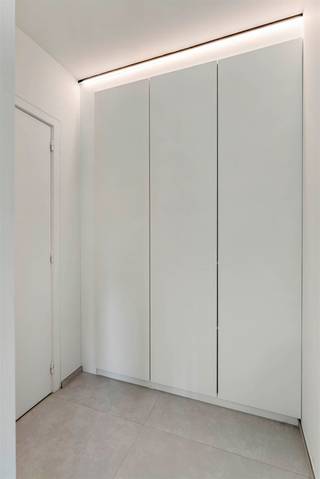 <p><span>Heverlee: Modern volledig gerenoveerd 1-slaapkamerappartement met autostaanplaats</span></p><p><span> </span></p><p><span>Dit gelijkvloers appartement werd dit jaar volledig gerenoveerd en voorzien van alle comfort. Het appartement biedt een perfect evenwicht tussen modern design en een praktische indeling. </span></p><p><span>We betreden het appartement via een aangename inkom met vestiaire (ingemaakte kasten), deze gaat naadloos over in een ruime woonkamer met open keuken die voorzien is van alle nodige toestellen. (afwasmachine, oven, micro, ...)</span></p><p><span>Er is een apart gastentoilet aanwezig.</span></p><p><span>De ruime slaapkamer heeft een ensuite badkamer met inloopdouche.</span></p><p><span> </span></p><p><span>Om het appartement te vervolledigen werd er eveneens voorzien in een kelderberging en een autostaanplaats (inbegrepen in de prijs). </span></p><p><span>Het appartement is asbestvrij, conforme keuring elektriciteit en vrij van gebruik.</span></p><p><span> </span></p><p><span>Bent u op zoek naar een volledig nieuw instapklaar 1-slaapkamerappartement op een strategische locatie met alles binnen handbereik? Zoek niet verder en maak vandaag nog een afspraak!</span></p><p><span> </span></p>