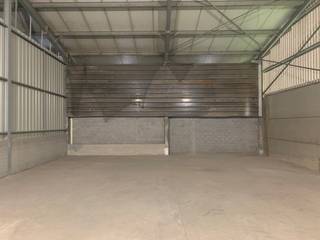 Magazijn van ca. 145 m² te huur in Geluwe.Afwerking en voorzieningen:- afzonderlijke schuifpoort- beton vloerLigging:Gelegen Tussen Ieper en...