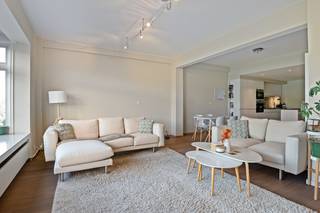 Dit appartement is gelegen aan de Van Eycklei en geniet van een prachtig, groen uitzicht op het Stadspark.<br />Het gebouw zelf is een statig gebouw met stijlvolle authentieke inkomhal in natuursteen.<br /><br />Via de inkomhal komt u binnen in het appartement. Van hieruit heeft u toegang tot de volledig uitgeruste keuken en de ruime, lichtrijke leefruimte op parket met een adembenemend zicht op het Stadspark.<br />De keuken is voorzien van alle comfort: een heteluchtoven, microgolfoven, dubbele spoelbak met verlek en Quooker-kraan, vaatwasser, koelkast en diepvries. Aan het eiland zet je je neer en geniet je gezellig van een aperitief met vrienden.<br /><br />De nachthal geeft toegang tot een apart gastentoilet en de badkamer, uitgerust met een ligbad met douchefunctie, tweede toilet en dubbele lavabo.<br />Verder beschikt het appartement over twee mooie, ruime slaapkamers van respectievelijk 18 m² en 14 m², beide voorzien van ingebouwde kasten.<br />De slaapkamers bevinden zich aan de achterzijde van het gebouw waardoor rustig slapen gegarandeerd is.<br /><br />Extra opbergruimte vindt u in de privatieve kelderberging (4,45 m²). Daarnaast bestaat de mogelijkheid tot aankoop van een autostaanplaats om de hoek (in een afgesloten complex) in de Rembrandstraat.<br /><br />Troeven<br />+ Uniek uitzicht op het Stadspark<br />+ 2 ruime slaapkamers met ingebouwde kasten<br />+ Grote, lichtrijke leefruimte<br />+ Volledig uitgeruste keuken<br />+ Privatieve kelderberging<br />+ Optioneel autostaanplaats <br />+ Lage algemene kosten<br /><br />Meer informatie of een bezoek plannen? Contacteer VB Vastgoed via 03 337 50 70 of info@vbvastgoed.be.