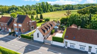 <strong>Vastgoed DW verkoopt een bijzonder woning met horecazaak, gelegen op een ruim perceel van ca. 1.273 m². Een unieke opportuniteit voor wie wonen en ondernemen wil combineren op één karaktervolle locatie.</strong><br />Bar L’Eze is geen klassieke horecazaak. De ruimtes beschikken over een <strong>warme en uitnodigende sfeer</strong> en sluiten rechtstreeks aan op de verschillende buitenruimtes. De groene tuin, de gezellige terrassen en de overdekte buitenruimte die zorgen voor een bijzonder aangenaam gevoel.<br />Een absolute troef is de <strong>ruime privéwoonst</strong>, die een mooie combinatie vormt met de horecazaak. De woning beschikt op het gelijkvloers over een aangename leefruimte met veel lichtinval, een gezellige zithoek, eetruimte, keuken, doucheruimte en bureau. De huidige inrichting straalt rust en kwaliteit uit.<br />Op de verdieping bevinden zich <strong>twee ruime slaapkamers en een badkamer</strong>. Daarnaast is er nog ongeveer <strong>30 m² niet-afgewerkte ruimte (</strong>extra slaapkamer, hobbyruimte of polyvalente ruimte).<br />Vooraan is er een <strong>garage en</strong> een afzonderlijk gebouw dat momenteel dienstdoet als berging en toiletruimte.<br />De woning biedt bijzonder veel mogelijkheden. Wonen, werken, ondernemen, een horecazaak, een handelsruimte… of misschien wel een volledig nieuw verhaal dat wij vandaag nog niet kunnen bedenken. Het karaktervolle gebouw en de gezellige grote tuin met uniek zicht op de Cotthemse vallei maakt van dit project iets <strong>uitzonderlijk, vol passie, uitstraling en met een eigen identiteit. </strong><br /><strong>Technisch</strong><br />Momenteel beschikt het pand over een <strong>EPC met label E</strong>. Dit is mede het gevolg van een gedeelte met enkel glas in de horecaruimte. Met minimale kosten kan <strong>het EPC naar een D-label of beter gebracht worden</strong>.<br />De <strong>elektrische installatie is conform</strong>.<br />Volgens het asbestattest is er asbest aanwezig in onder meer het <strong>onderdak, bepaalde luiken, pleisterwerk in de kelder en een dichting van de verwarmingsketel</strong>. Deze materialen zijn aangeduid als <strong>'zorgvuldig te beheren'</strong>.<br /><strong>Bar L’Eze - Een naam met een knipoog. Een pand met karakter. Een plek met mogelijkheden.</strong><br /><br /><br /><strong>Contacteer Vastgoed DW voor meer informatie of een bezoek ter plaatse.</strong><br />